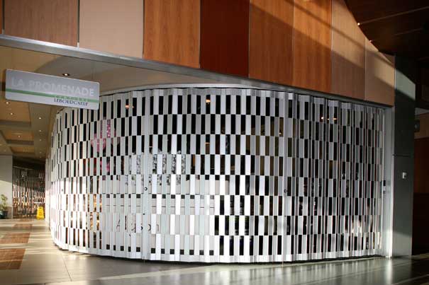 Curved closure in airport