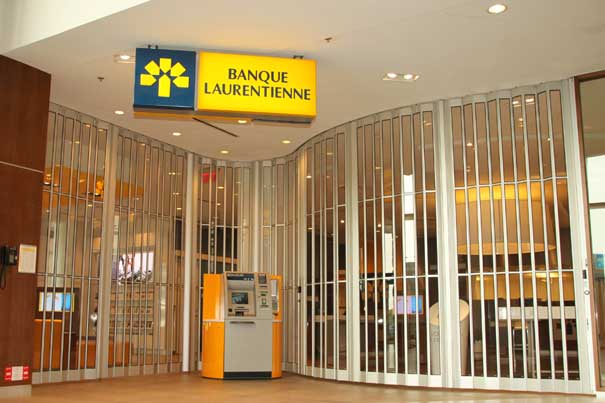 Mobilflex Royal side-folding closure system showing track and panel detail