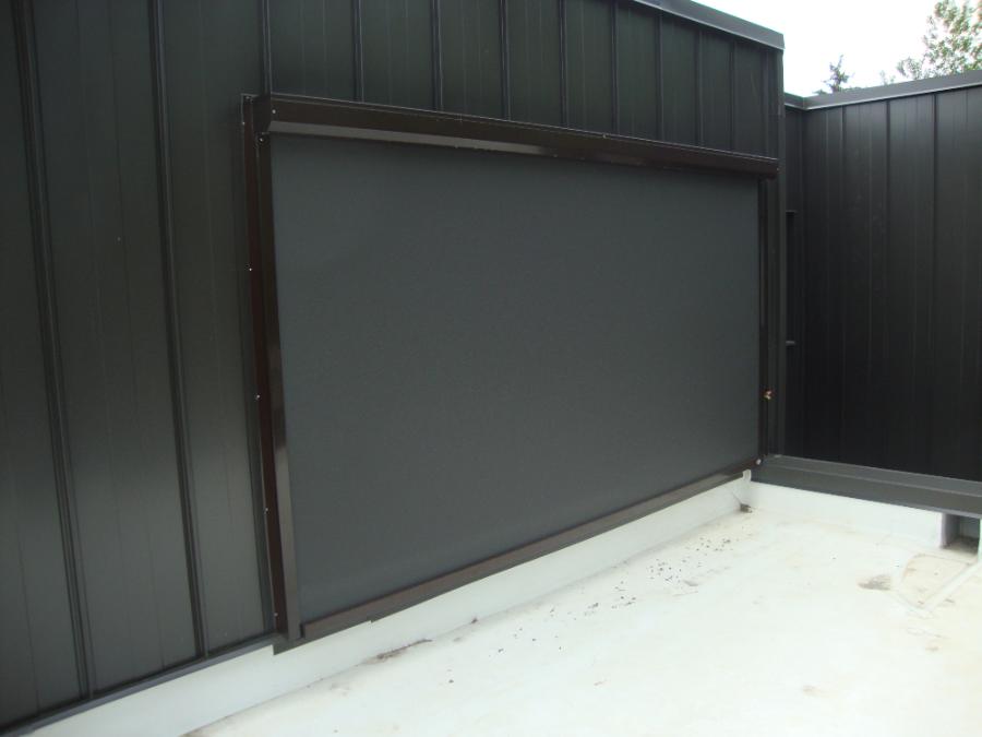 Wall-mounted retractable screen
